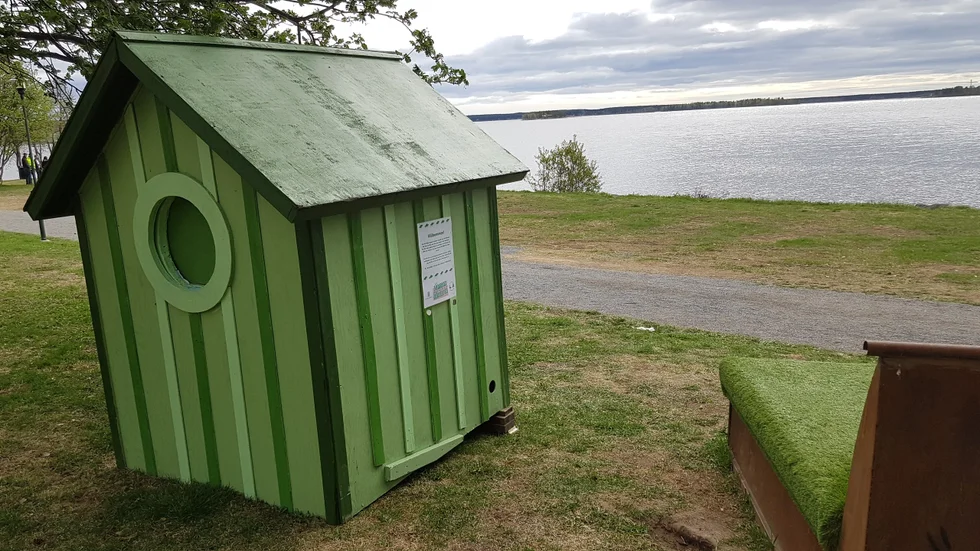 Vid vattenkanten på Oskarsvarv har Luleå kommun placerat ett minibibliotek där det är fritt att låna böcker.