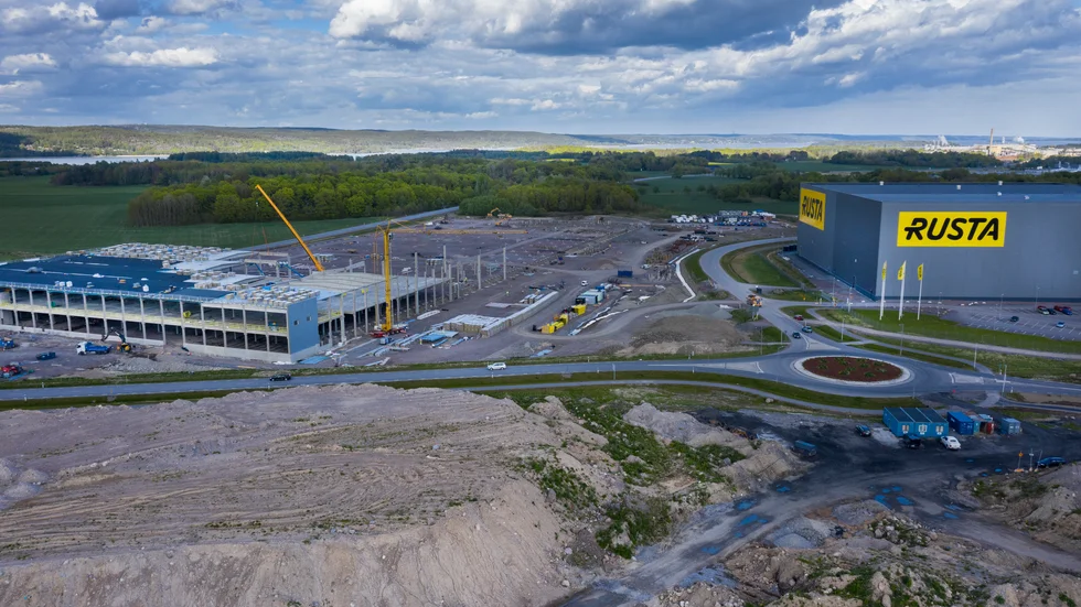 Här till vänster i bild ses den utbyggnad som pågår för fullt ute på Händelö.