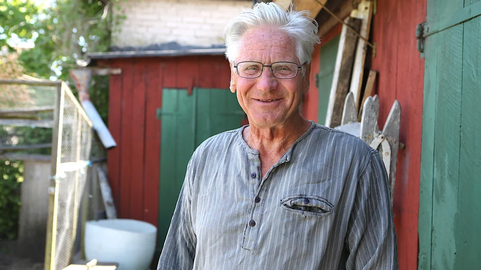 I vedboden bakom Evert Jansson ligger kulisser från Länsteatern upphuggna till ved. För tillfället är kalendern tom, så inga engagemang kolliderar med 70-årsdagen i dag.