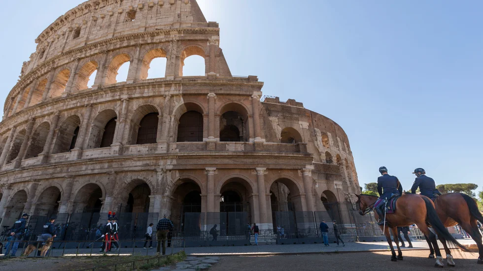 Poliser patrullerade utanför Colosseum i Rom när besöksmålet öppnade igen efter över två månader.