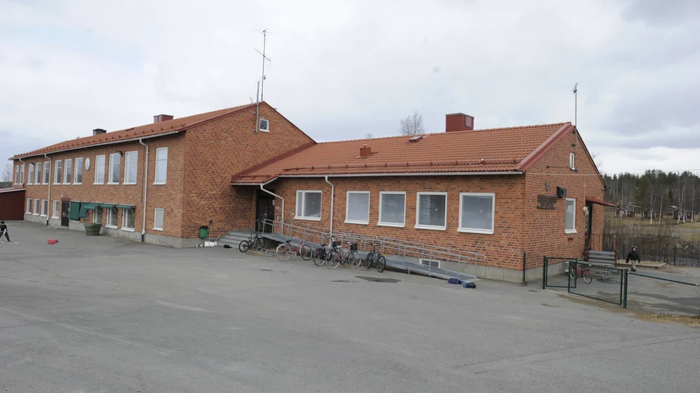 Fällfors skola lades ner 2011. Sedan dess har det bland annat bedrivits restaurangverksamhet i lokalerna. Nu är fastigheten till salu igen. 