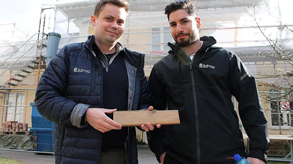 Fastighetsförvaltaren Markus Karlsson och byggledaren Markus Brahim söker efterlevande till snickaren som lämnade ett meddelande till eftervärlden 1941.