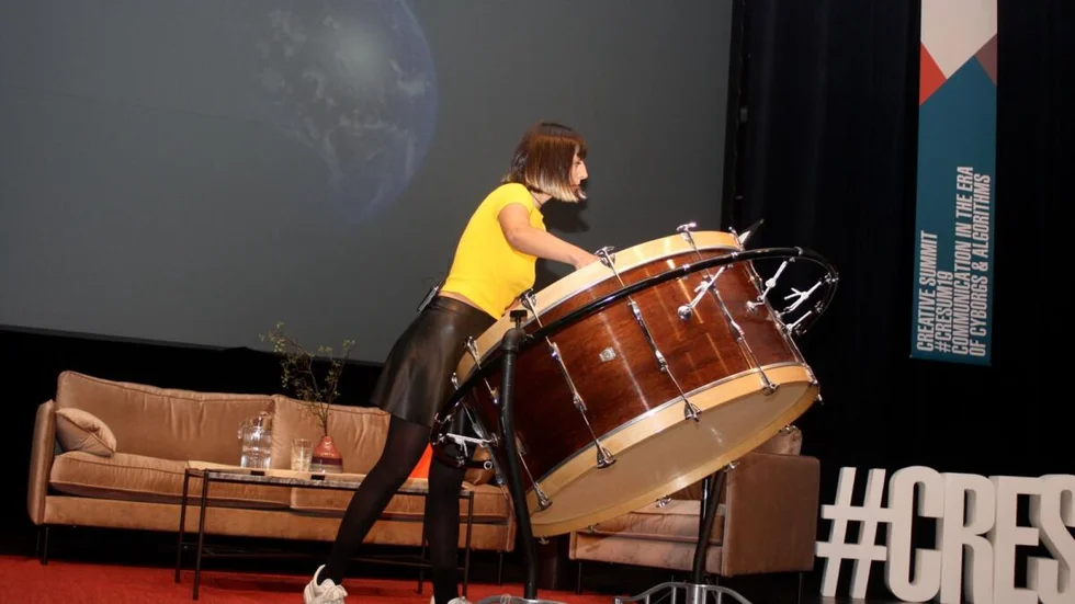 Moon Ribas spelar jordbävningsmusik på Creative Summit 2019.