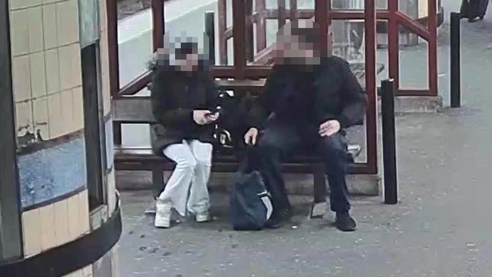 Den 36-åriga Skelleftekvinnan gör upp narkotikaaffären med 23-åringen på Centralstationen i Stockholm.
