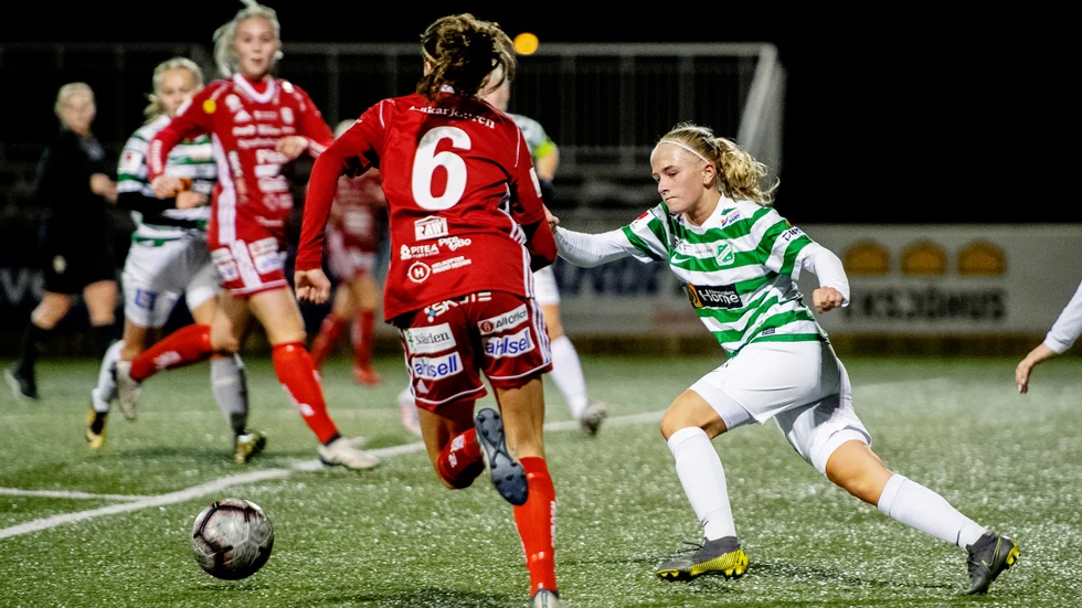 Tuva Skoog som inför den här skrev på ett A-lagskontrakt var pigg och gjorde hattrick. 