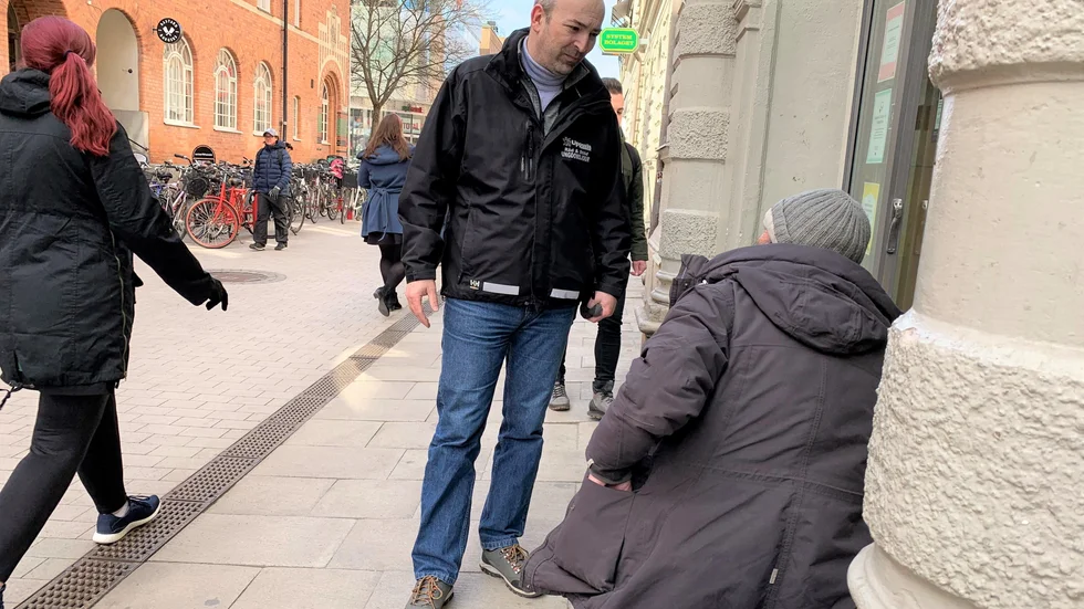 Socialarbetaren Vlad Virgil pratar rumänska och har den senaste tiden åkt runt bland de som tigger i Uppsala för att informera om corona. Här pratar han med Mircea som sitter på Dragarbrunnsgatan.