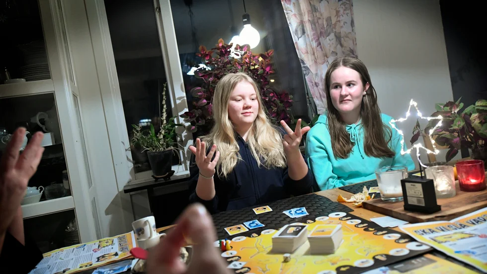 Elvira Asserud och Clara Englund testar ett, för dem, nytt spel som går ut på vadslagning.