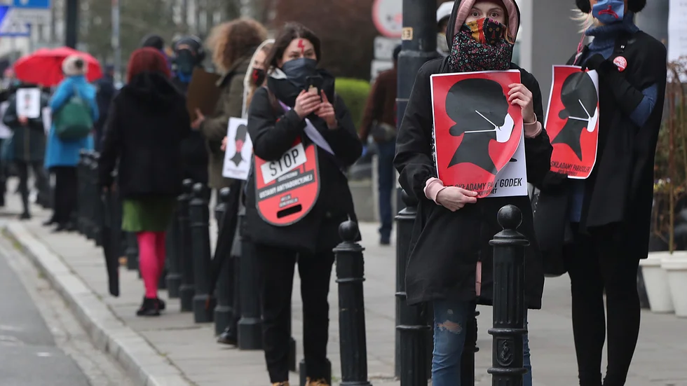 Aktivister i Warszawa som protesterar mot förslaget att skärpa abortlagstiftningen. Arkivbild.