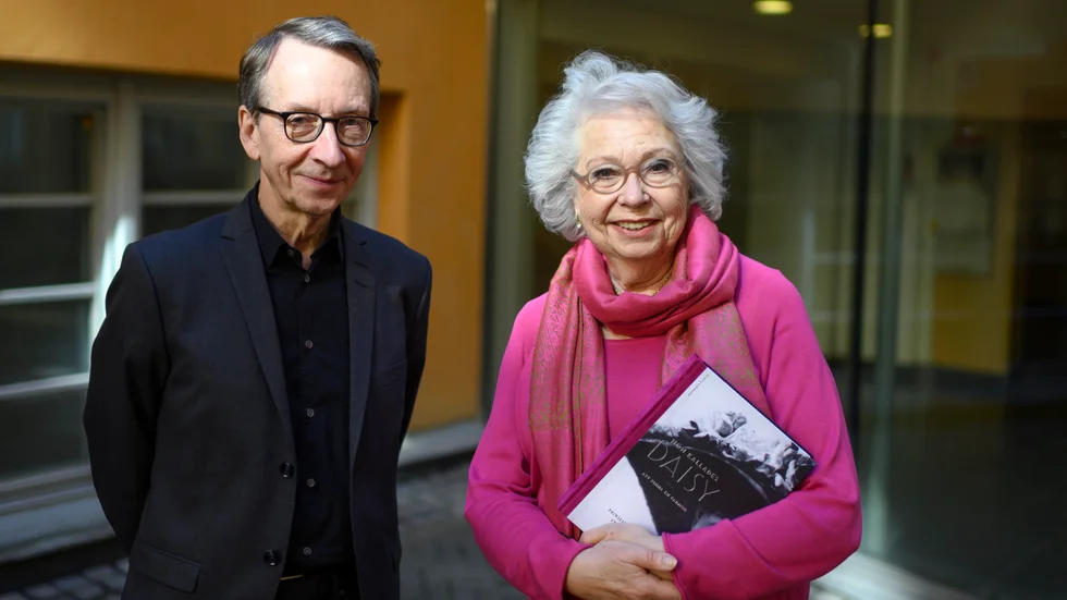 "Jag var på Sofiero varje sommar, och jag visste att det hade kommit till genom Margaretas initiativ, men hon fanns liksom inte som gestalt för oss, hon var en suddig figur i bakgrunden" berättar prinsessan Christina, som tillsammans med Carl Otto Werkelid  gjort alla efterforskningar till boken "Hon kallades Daisy".