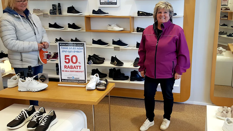 Mona Söderholm, till höger, provar en ny sko på sin högerfot. 