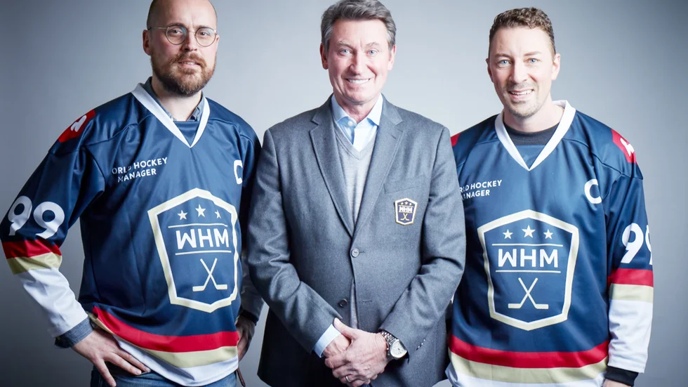 Pär Hultgren, vd Gold Town Games, och Tomas Nordström, community manager, Gold Town Games, flankerar ishockeylegendaren Wayne Gretzky som är ambassadör för bolagets World hockey manager.