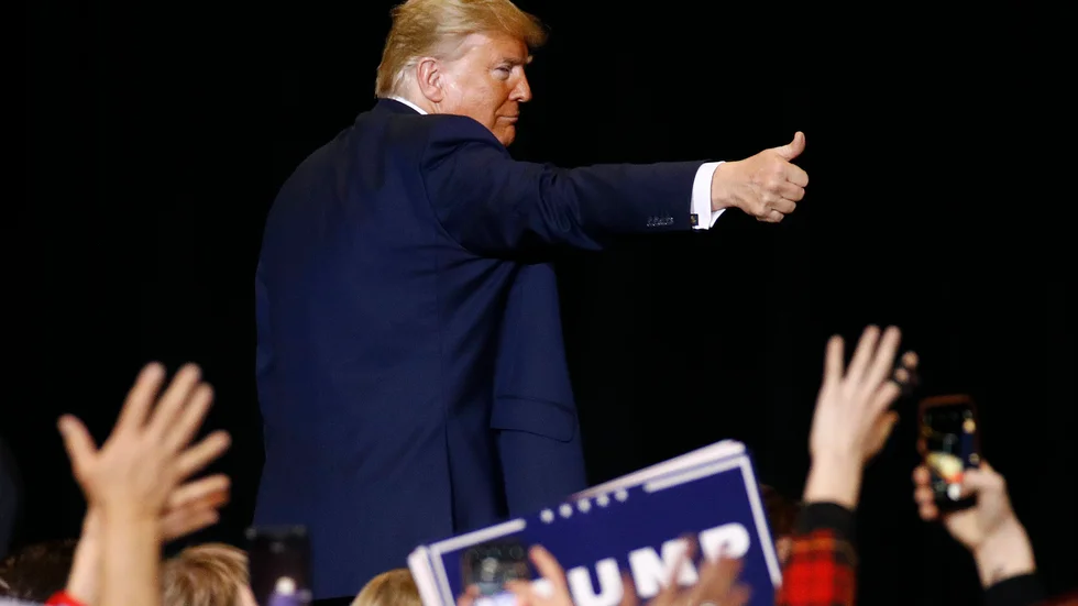 Donald Trump söker omval som president i USA. Inför presidentvalet i höst ökar polariseringen och ryktesspridningen på alla plan. Viket kan  få tankar om demokrati och rättvisa att slinta till. 