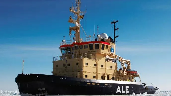 Just nu ligger isbrytaren Ale i beredskap vid Larsgrund mellan Junkön och Storbrändön. Inom kort väntas rejäl kyla och då lär isbrytarna få mer att göra.