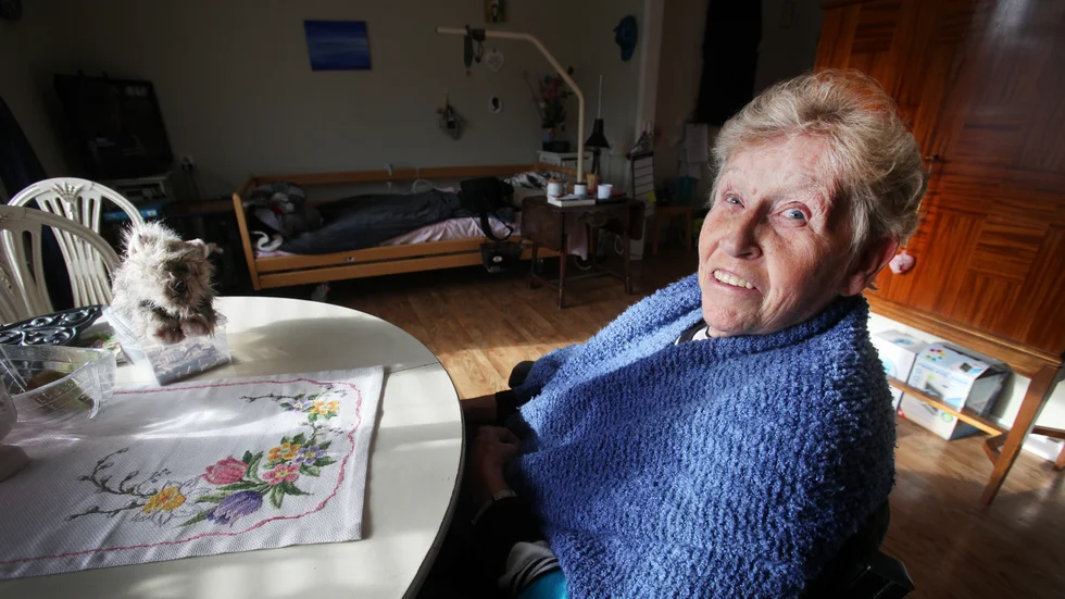 Ingmarie Zallin på Kristinagården gillar förslaget. "Min gubbe kommer hit nästan varje dag – utom på helger, så då vore det jättebra med ungdomar. Och det finns många äldre som är mer ensamma än jag."