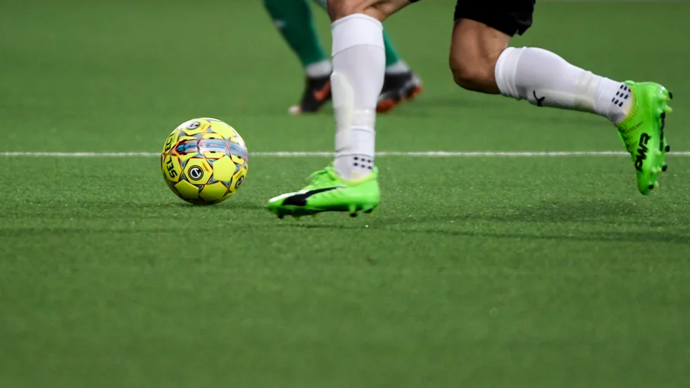 Fixa en fotbollsplan till Karesuando så barn och ungdomar kan röra på sig, skriver Daniel Lazarov.