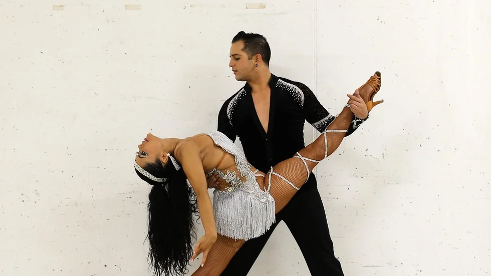 Alba Ibanez och Luis Chavez visar framfötterna under världsmästerskapen i salsadans som hölls i Madrid 2015.