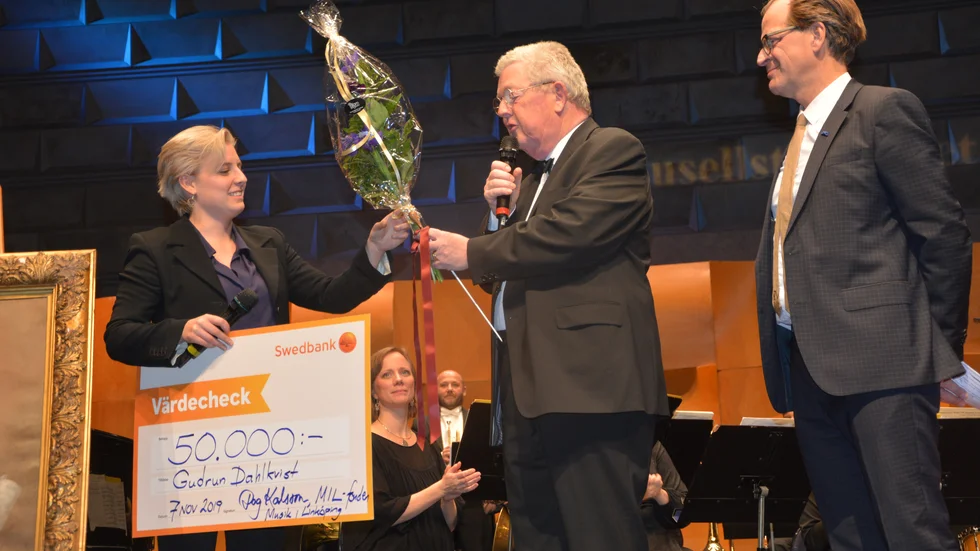 I samband med konserten delades Crusellstipendiet ut.  Gudrun Dahlkvist, dirigent, tar emot priset från Hans Lundgren och Staffan Mårtensson, representanter för Musik i Linköping.   