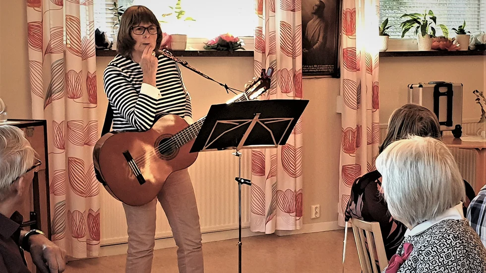 Ann Såthe sjöng till gitarr om kärlekshistorier i olika former, roliga och tänkvärda, med trevligt berättande till. 