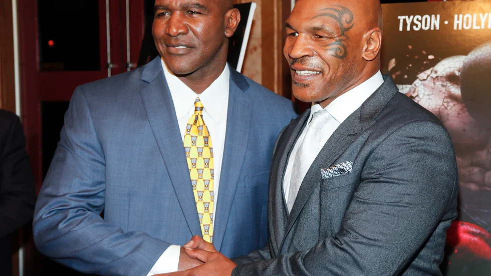 Evander Holyfield, till vänster, mot Mike Tyson? Det spekuleras i ett möte mellan boxningslegendarerna, här i samband med en filmvisning i New York 2015. Arkivbild.