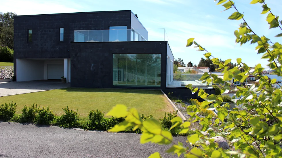 Den arkitektritade villan på Sommarhemsvägen i Västervik låg ute för 25 miljoner men såldes för 21 800 000 kronor.