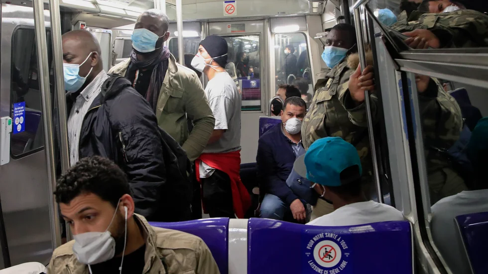 Människor med munskydd i Paris tunnelbana. Medan munskydd blir obligatoriskt i många länder och sammanhang tvister experter om hur mycket de skyddar. Försök med hamstrar pekar på att de har effekt.