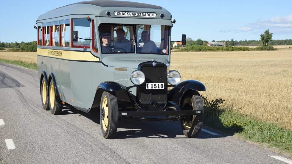 Chevroletbussen från 1931 har under sin livstid både hunnit frakta turister från Visby till turistanläggningen Snäckgärdsbaden och varit sommarstuga. Gotlands Veteranbilklubb har renoverat den.