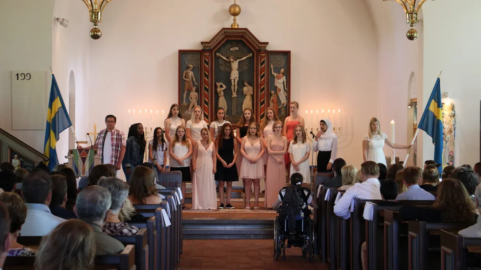 Bara niorna får fira sin avslutning i kyrkan - men det blir utan anhöriga, vilket gäller för hela grundskolan, meddelar kommunen.