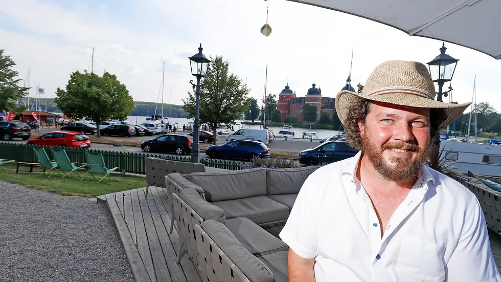 Arkivbild på Fredrik Åström på Gripsholms värdshus uteservering som, efter ommöbleringar och justeringar, ska öppna den 3 juni. Menyn blir begränsad och personalstyrkan mindre än ett normalt år.