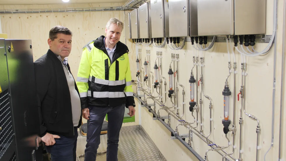 I det där rummet tillverkas den ozongas som är nyckeln i processen och gör att läkemedelsresterna fångas upp och inte kommer ut i naturen igen. På bilden ser vi från vänster: Jörgen johnsen, verksamhetschef, och Tomas Ulväng, VD på Temab. 