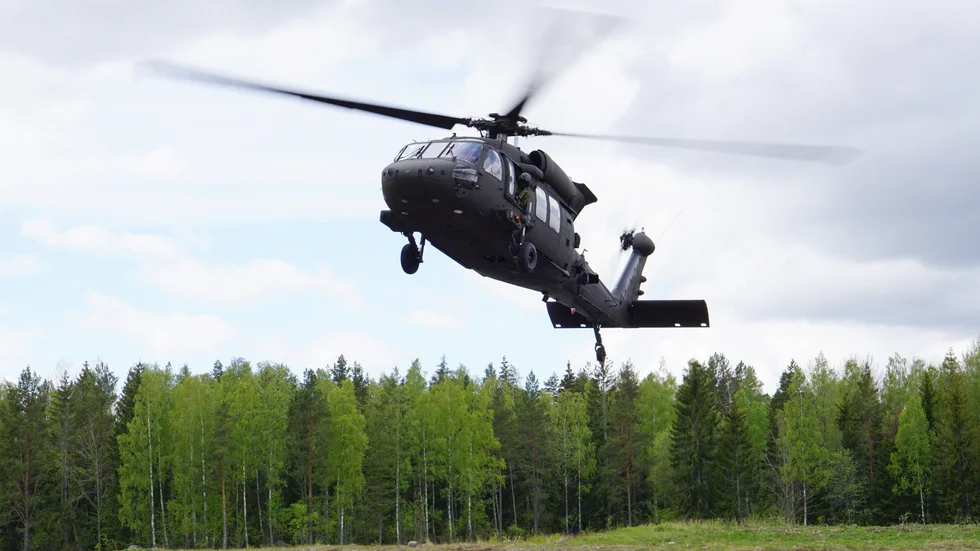 En Blackhawk 16-helikopter går in för landning. Från en tidigare övning i Mommehål.