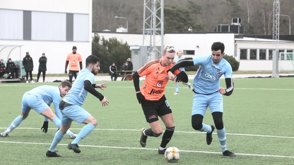IFK VIsbys Ninib Brahim (Till vänster) och Simon Yusuf försöker få stopp på FC Gutes anfallare Emil Hodin i en träningsmatch.