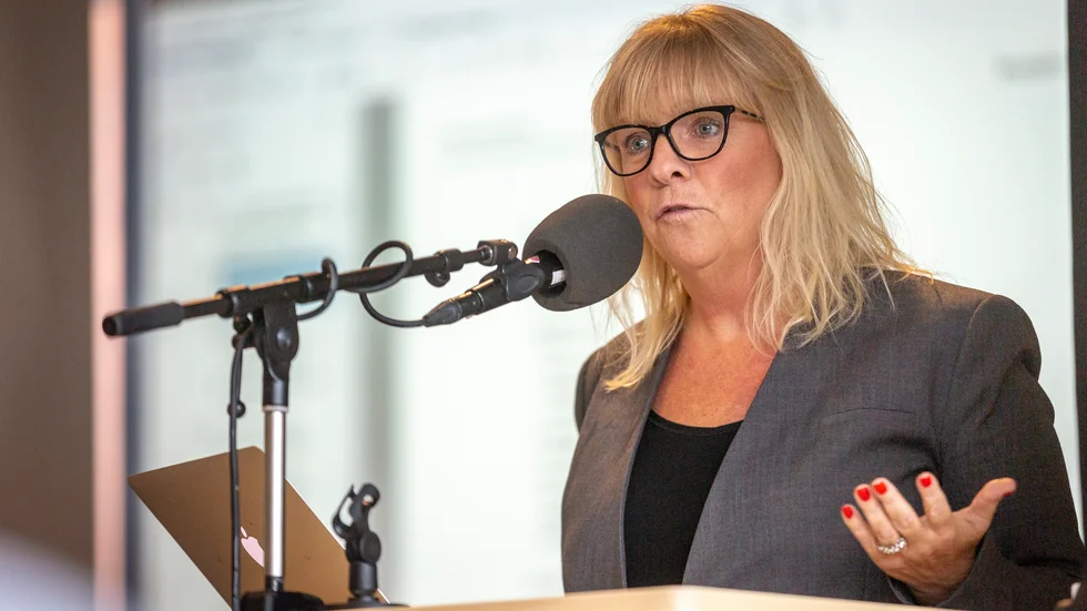 "Vår budget prioriterar medarbetarna", säger Meit Fohlin (S), regionråd i opposition.