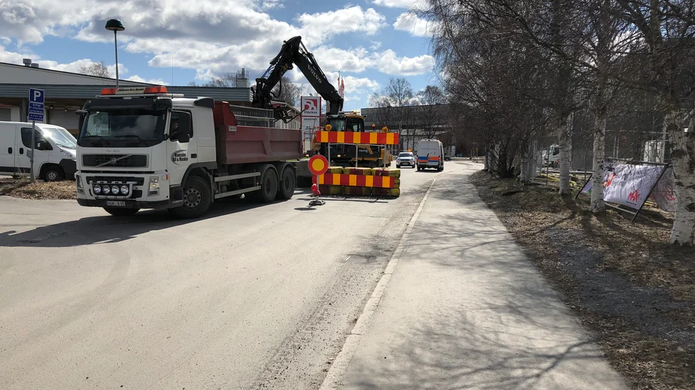 Robertsviksgatan är avstängd i höjd med Max. Kommunen gräver ner en ny ledning som ska dras till max nya restaurang.