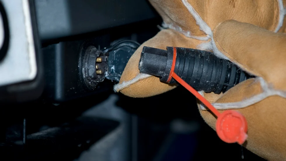 Alla bilar, inte bara eldrivna, borde få tillgång till uttag så att motorvärmare  kan kopplas in under kalla vinterdagar, tycker signaturen "Frusen bensinbilägare med miljötänk".