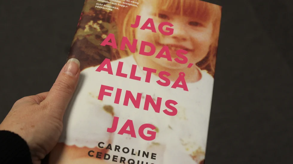 "Jag andas, alltså lever jag", är Caroline Cederquists gripande berättelse om sin uppväxt.