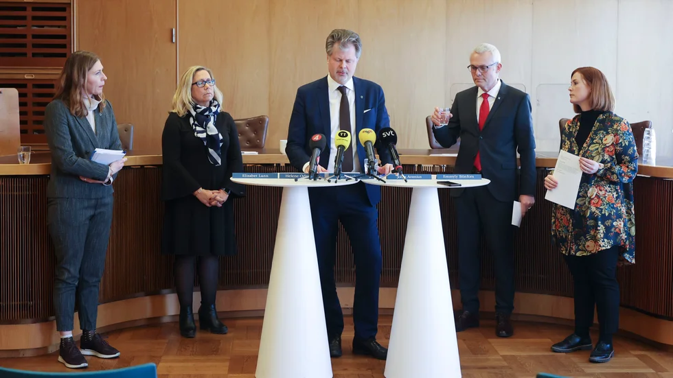 Elisabet Lann (KD), Helene Odenjung (L), Axel Josefsson (M), Jonas Attenius (S) och Emmely Bönfors (C) under en pressträff med anledning av covid-19.