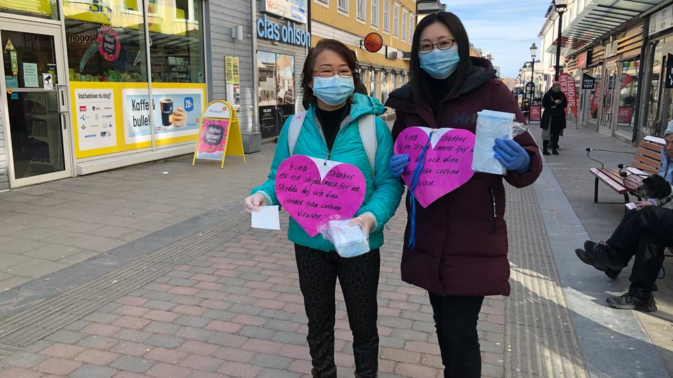 Maria Lv och Wendy Song delade ut munskydd på stan på fredagen. Munskydden är inköpta från Kina för insamlade pengar. Nästa vecka hoppas man på leverans av ett par tusen munskydd till som ska skänkas till sjukhuset.