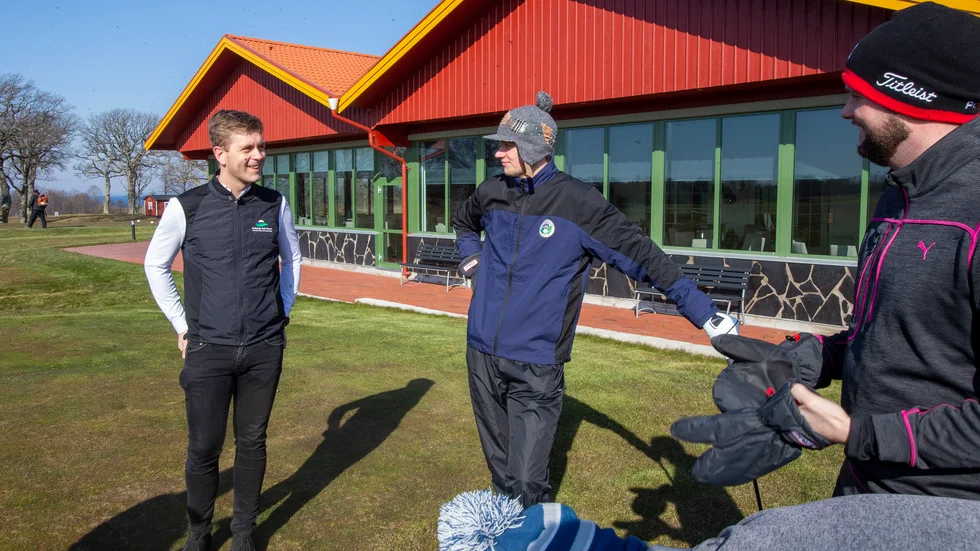 Jon Molneklev, verksamhetschef vid Ombergs golf, hälsar säsongens första spelare välkomna till första tee. 