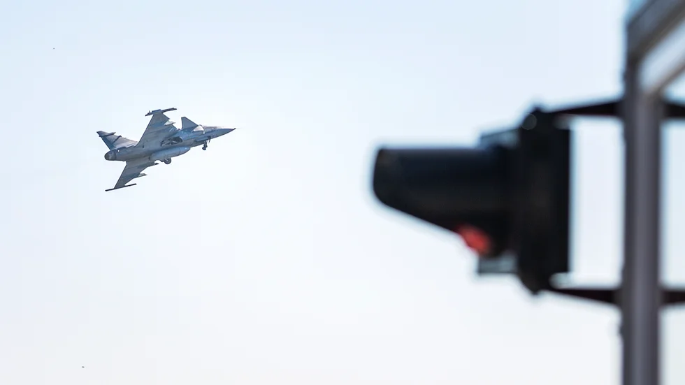 Hittills har 1000 kubikmeter drivmedel sanerats från marken. Nu byts drivmedelsledningarna ut.
