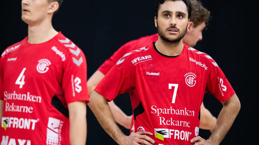 Guif korttidspermitterar samtliga spelare och all personal.