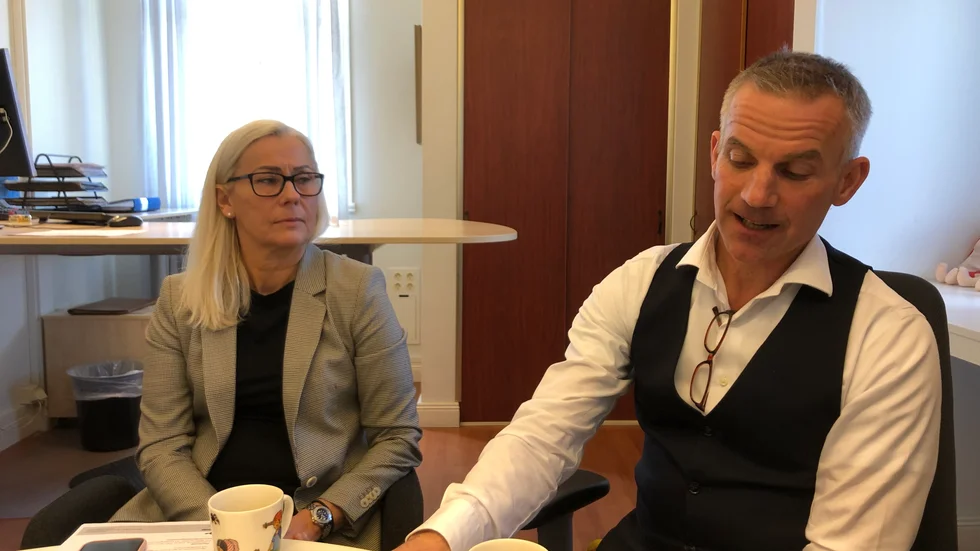 "Vi kommer informera alla gäster, och vi återbetalar boende och biljetter – men först efter att de aktuella datumen har passerat", säger Lena Möller, marknads- och försäljningschef och Jocke Johansson, VD.
