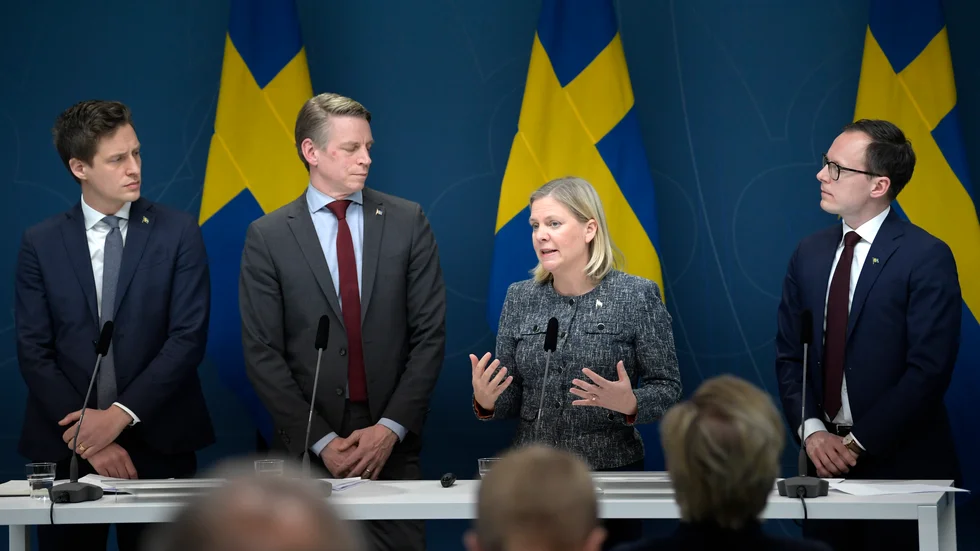 Emil Källström (C), finansmarknadsminister Per Bolund (MP), finansminister Magdalena Andersson (S) och Mats Persson (L) presenterar ett krispaket riktat till svenska småföretag vid onsdagens pressträff om nya budgetåtgärder med anledning av coronaviruset.