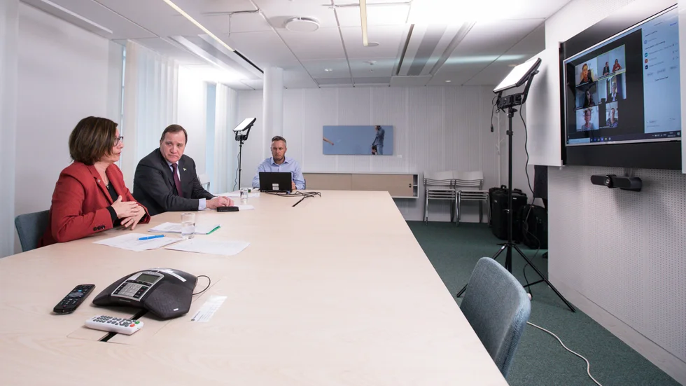 Statsminister Stefan Löfven och miljöminister Isabella Lövin pratar med pensionsorganisationerna PRO, SPF, SKPF i videomöte.