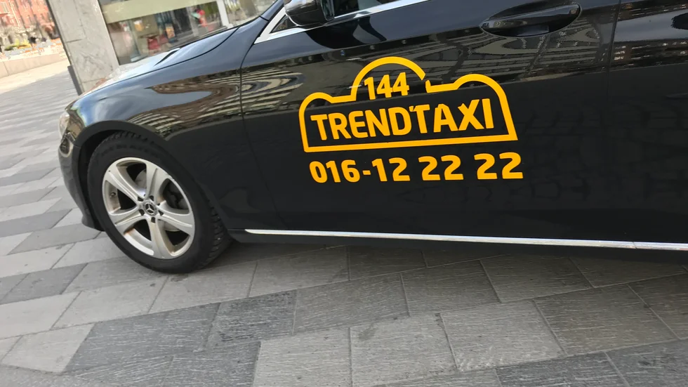 Taxibolaget och region Sörmland har gått till domstol efter att regionen sa upp avtalen med bolaget i december.