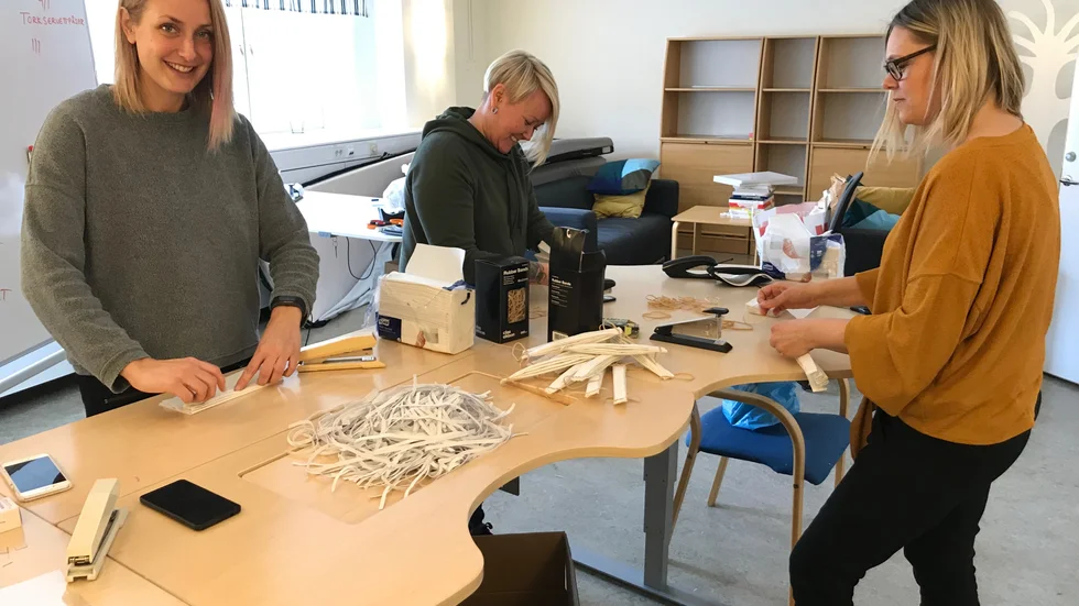 I vård- och omsorgsförvaltningens lokaler på Bryggaregatan arbetar Amelie Baung, Tanja Aholakaukinen och Jessica Kårefjärd normalt med att hjälpa brukare som fått olika biståndsbeslut. Nu tillverkar de i stället munskydd.