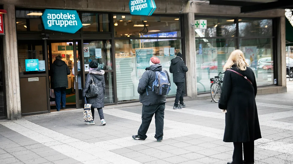 Kön till apoteket ringlar sig långt ut på gågatan i Oxelösundscentrum.