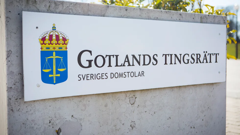 Domarna meddelades vid Gotlands tingsrätt. Männen döms till 1 månads fängelse respektive 120 timmars samhällstjänst och skadestånd om 5 600 kronor.