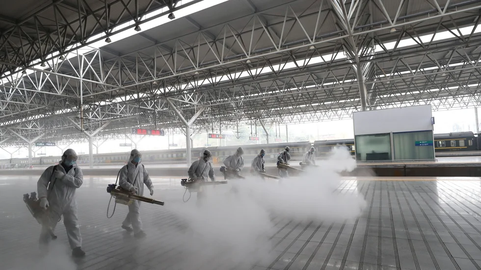 Desinficering av järnvägsstationen Yichang Östra i Hubei, inför återupptagandet av tågtrafiken.