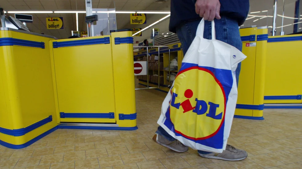 Matbutikskedjan Lidl har beslutat att öppna alla sina butiker en timme tidigare för att äldre ska kunna handla i coronatider.