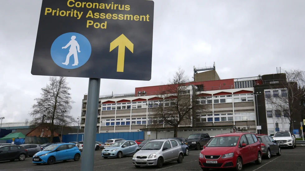 En skylt utanför Watford General Hospital i London.